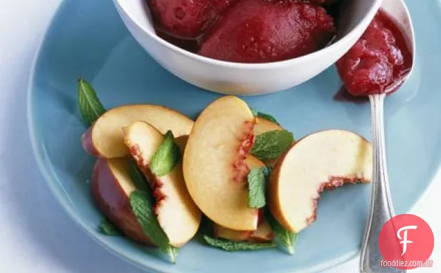 Framboesa e vinho tinto lama com salada de pêssego