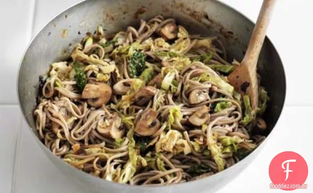 Macarrão soba de feijão preto com cogumelos e repolho
