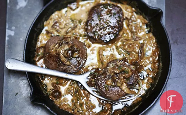 Bifes de veado com molho de cogumelos selvagens