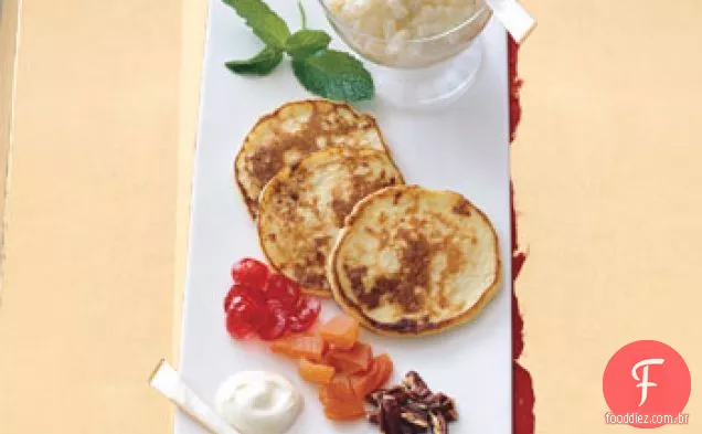 Blinis com Caviar de Tapioca, frutas cristalizadas, nozes torradas e Crème Fraîche