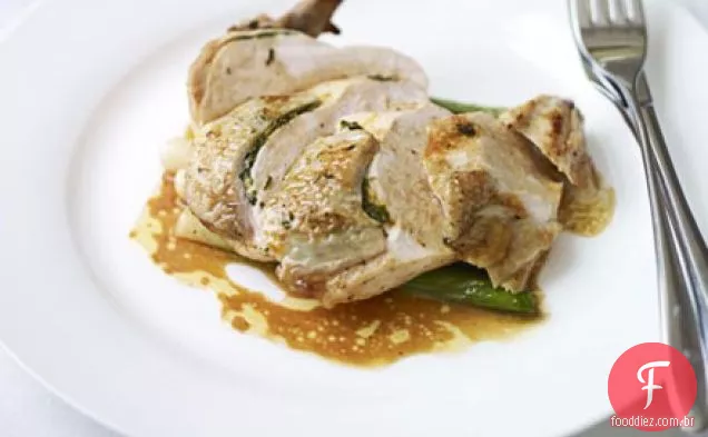 Supremo assado com manteiga de frango com cogumelo selvagem e gratinado de batata