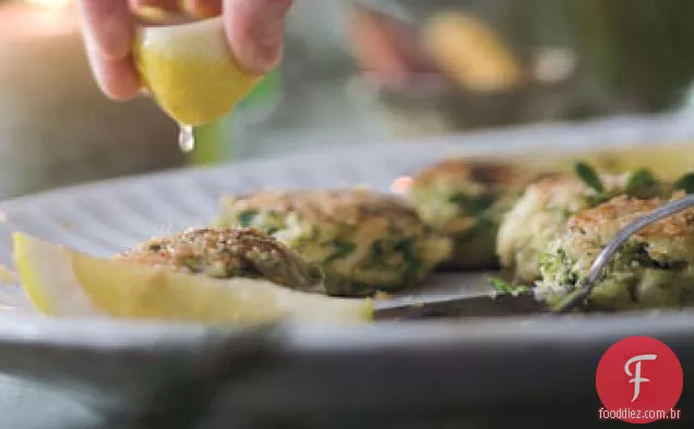 Bolos de caranguejo com salada de ervas