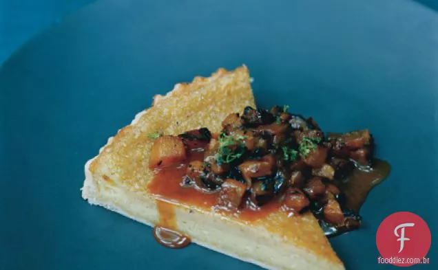 Torta de xadrez com molho de abacaxi enegrecido e molho de caramelo