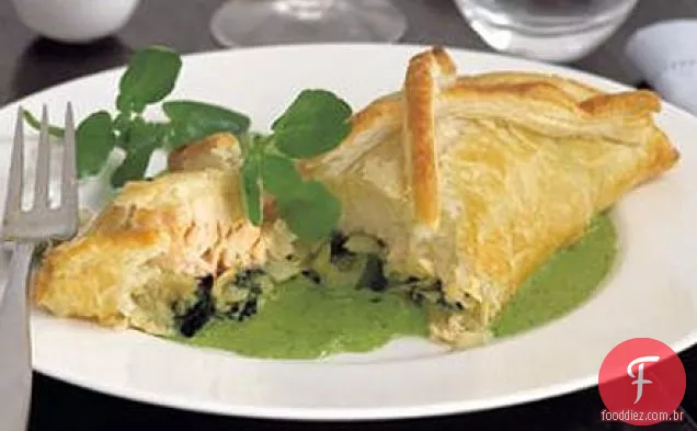 Salmão e erva-doce em croute com molho de agrião