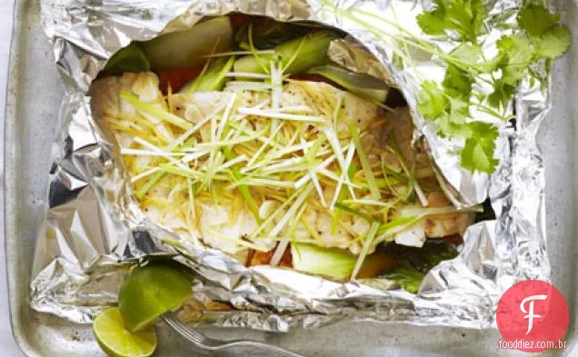 Peixe cozido no vapor com gengibre e cebolinha