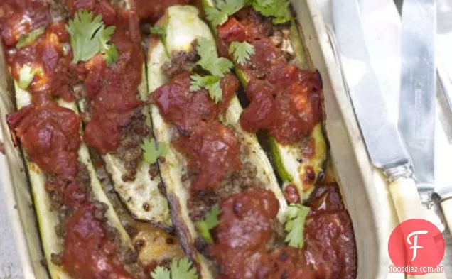 Abobrinha assada recheada com molho de cordeiro e tomate temperado