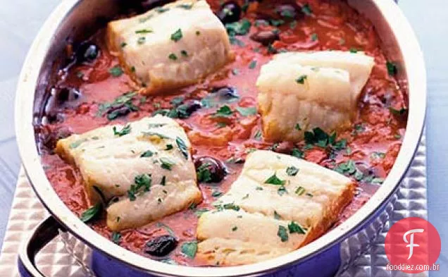 Peixe de uma panela com azeitonas pretas e tomates