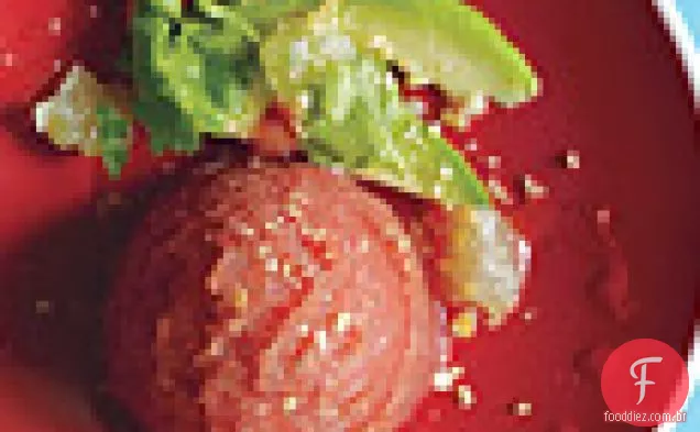 Abacate com sorvete de tomate saboroso e batatas fritas