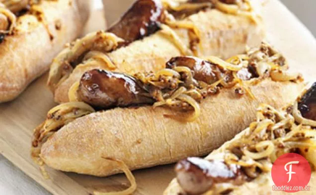 Cachorros-quentes envidraçados de bordo com cebola mustardy