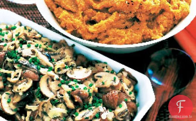 Cogumelos selvagens com castanhas e tomilho
