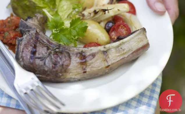 Costeletas de cordeiro com pimenta vermelha e salsa de hortelã