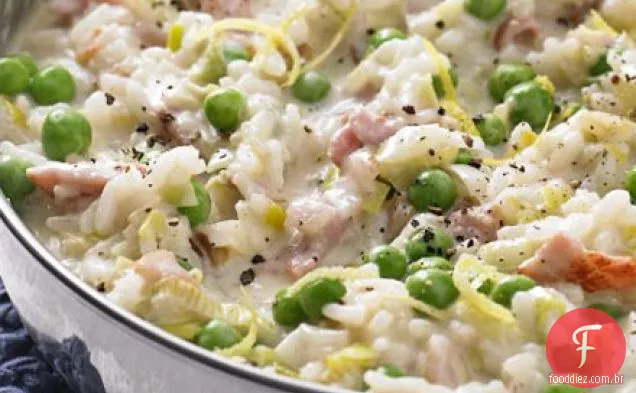 Risoto de alho-poró e bacon assado no forno