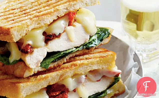 Panini de frango esfumaçado com maionese De Manjericão