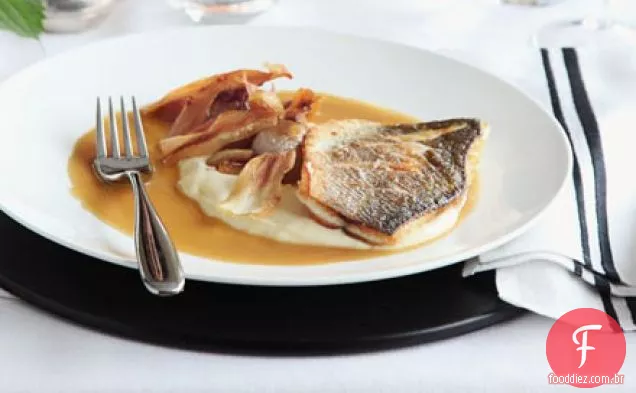 Filé assado de robalo com purê de pastinaga e alho caramelizado