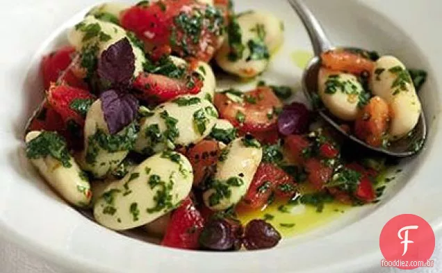 Salada de tomate com feijão de manteiga e pimenta