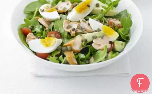 Salmão defumado a quente e salada de ovo