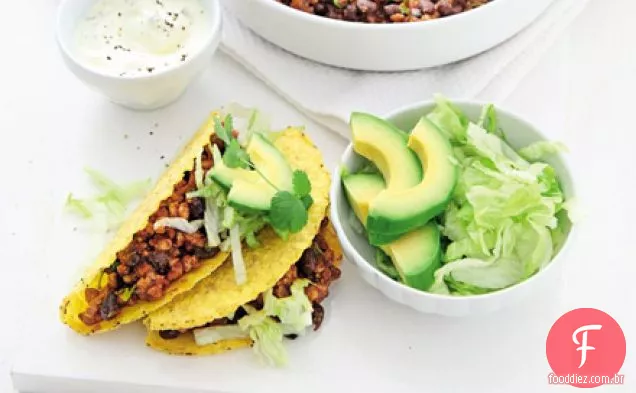 Carne de porco esfumaçada e tacos de feijão preto