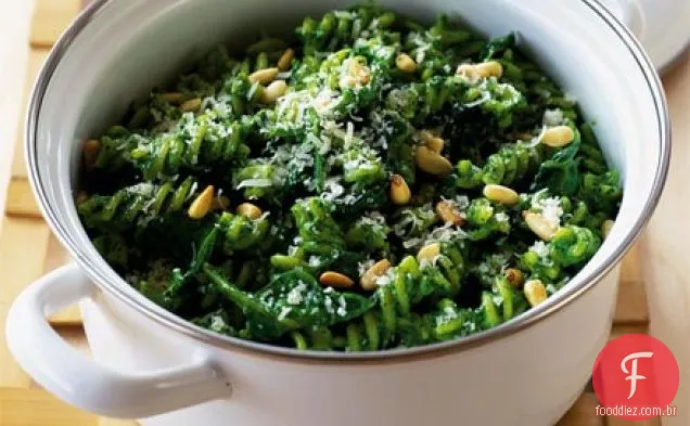 Fusilli com glorioso molho de espinafre Verde