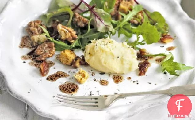 Salada Brie batida com tâmaras e nozes cristalizadas