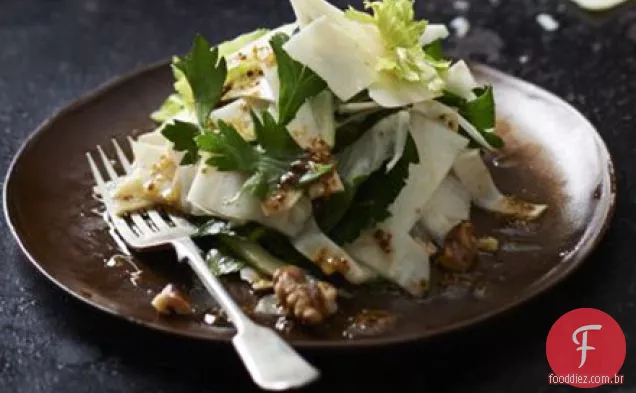 Salada de aipo-rábano com parmesão, nozes e salsa