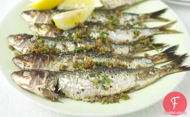 Sardinhas com migalhas de páprica crocantes