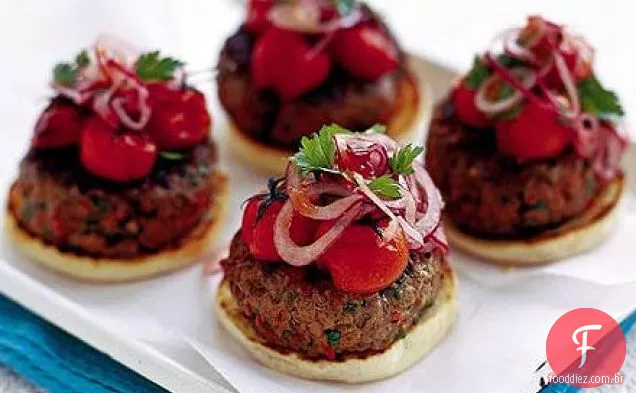 Hambúrguer de pimenta com tomate assado e sabor de cebola vermelha