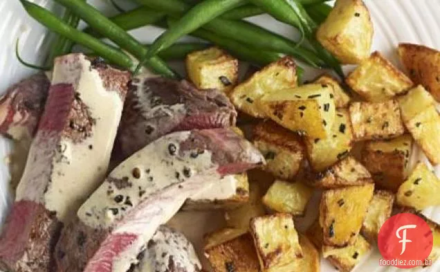 Carne com molho de pimenta e batatas salteadas