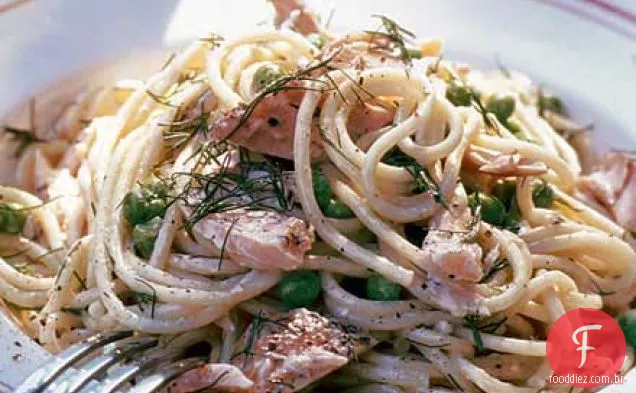 Salmão defumado quente e espaguete de endro