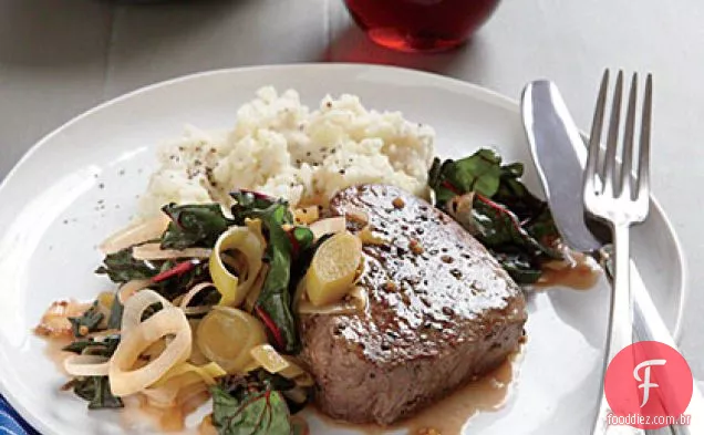Bife grelhado com alho-poró refogado e acelga