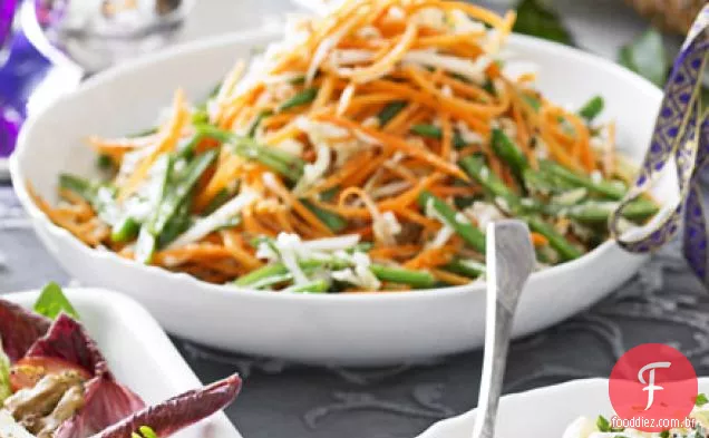 Slaw de inverno com molho de semente de aipo quente