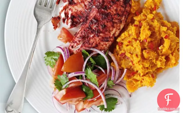 Tandoori tilápia com purê de batata doce picante e salada de tomate