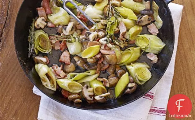 Alho-poró com bacon e cogumelos