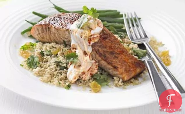 Canela esfregou salmão com cuscuz e iogurte harissa