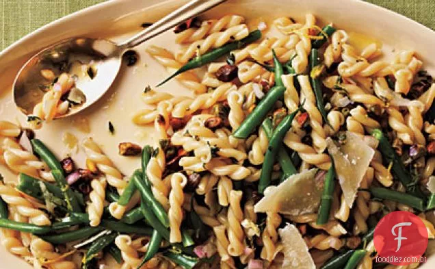 Salada Gemelli com feijão verde, pistache e vinagrete de tomilho-limão