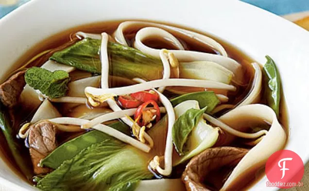Carne Vietnamita-sopa de macarrão com verduras Asiáticas
