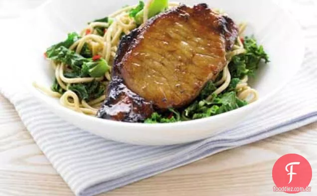 Carne de porco pegajosa com macarrão de gengibre e couve