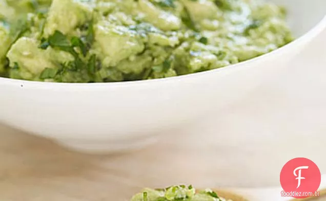 Guacamole com Jalapeńo carbonizado e cebolinhas