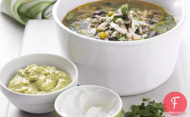 Sopa mexicana de frango e arroz selvagem