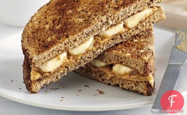 Manteiga de amendoim e banana na torrada
