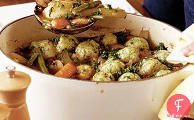 Caçarola vegetariana de primavera com pequenos bolinhos de ervas