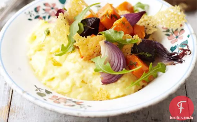 Polenta, legumes assados e batatas fritas com parmesão apimentado