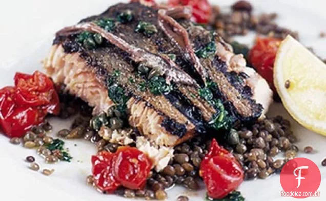 Salmão selvagem grelhado com anchovas, alcaparras e lentilhas