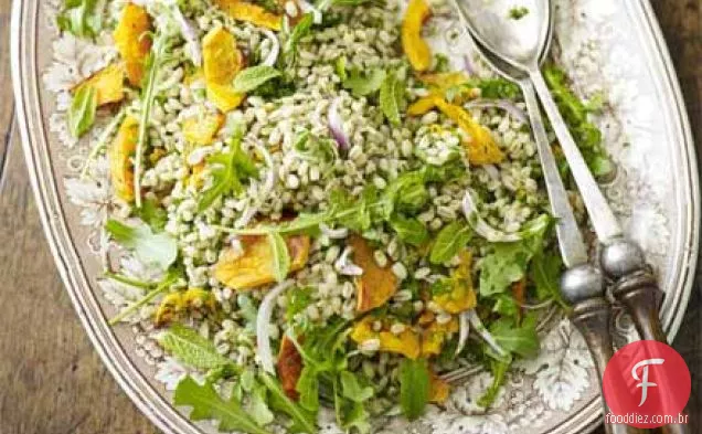 Salada de abóbora, laranja e cevada