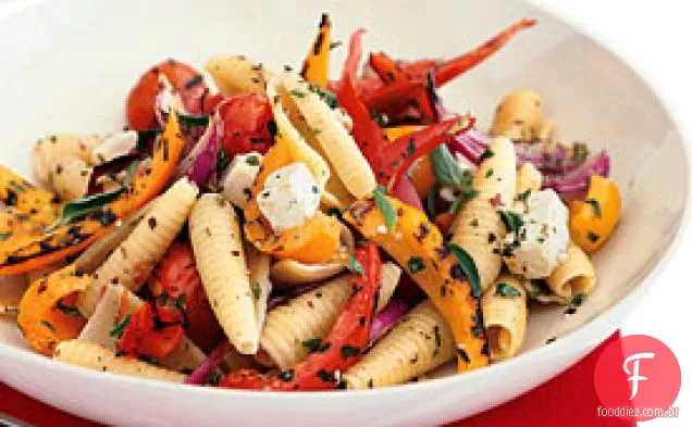Macarrão com legumes grelhados e queijo Feta