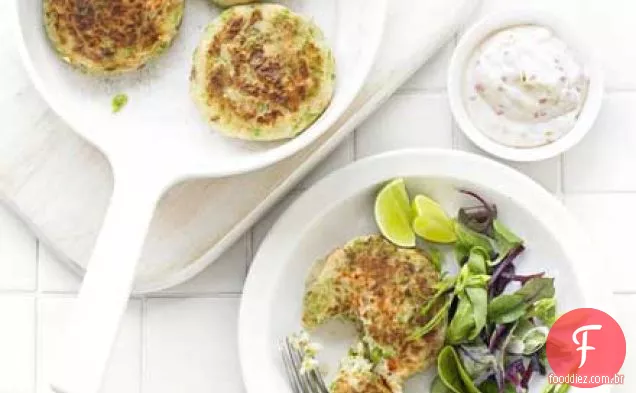 Bolos de peixe de ervilha esmagados com maionese de pimenta-limão