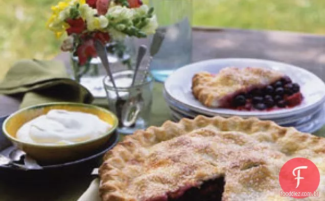 Torta de três bagas com creme de baunilha