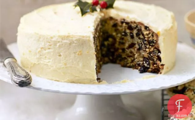 Bolo de frutas com cobertura de manteiga de damasco