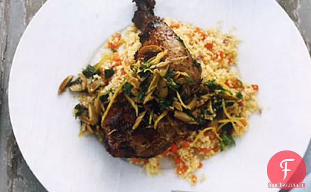 Perna de frango crocante confitada com cuscuz e azeitonas