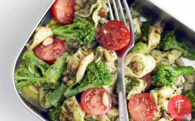 Tortellini com pesto e brócolis