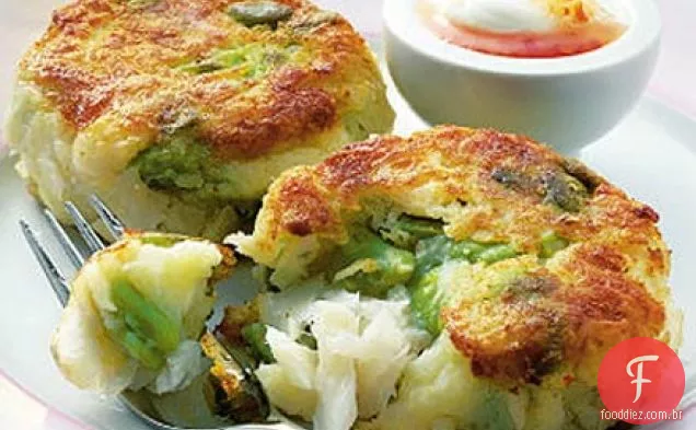 Bolos de peixe de verão com creme de pimenta
